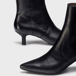 Wonders Flexfit 11 Black Leather Ankle Boot - Kitten Heel