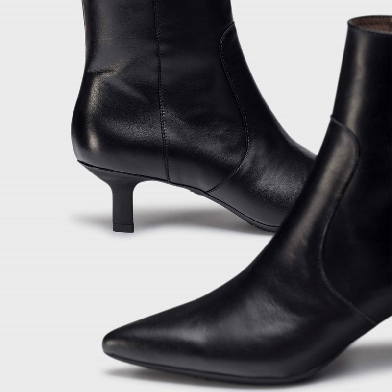 Wonders Flexfit 11 Black Leather Ankle Boot - Kitten Heel